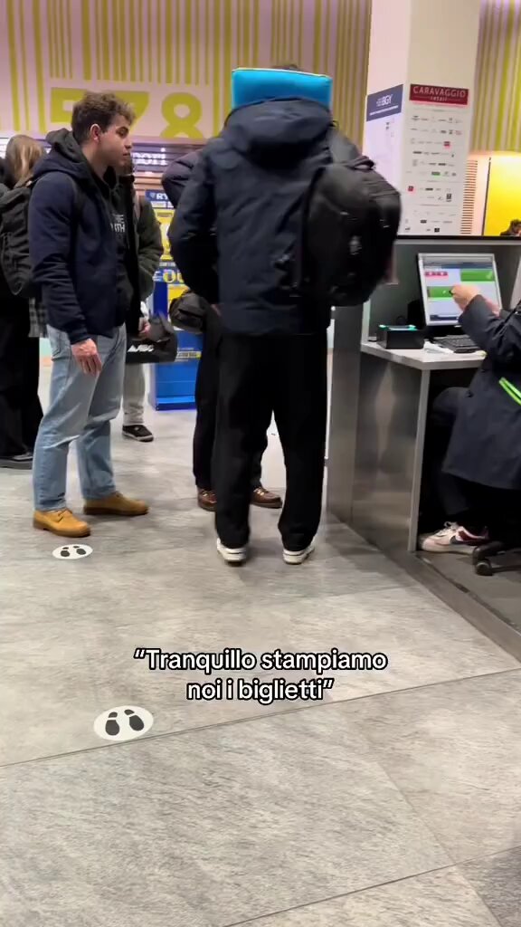 “Check-in ile uğraşma biz hallettik.” dedikleri arkadaşlarına, uçağa biniş öncesi uçuş kartını uzattılar.