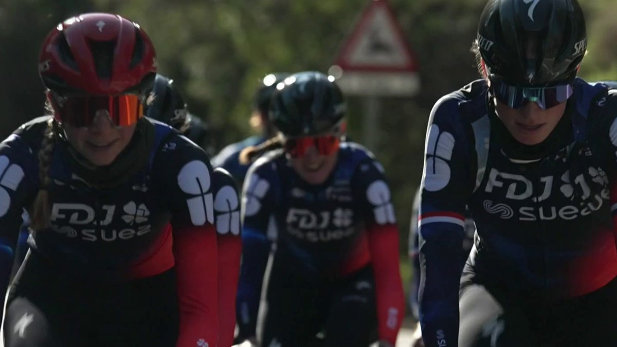 🚴♂️ #Stade2 | Cyclisme féminin : la nouvelle armada du peloton 🔥 C’est la nouvelle dream team du cyclisme féminin ! FDJ-Suez a réussi le gros coup de l’hiver en recrutant Demi Vollering : Stade 2 a suivi l’équipe française en Californie et en stage en Espagne