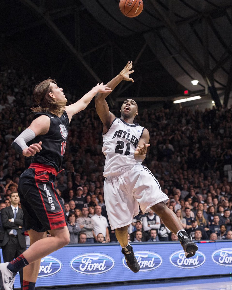 12 years ago today, the Dawgs shocked #8 Gonzaga at the buzzer on ESPN’s 'College Gameday'. #HinkleMagic 🪄