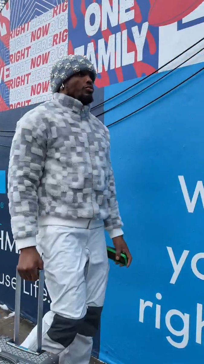 The 👑 has arrived Derrick Henry  📺: #BALvsBUF -- 6:30pm ET on CBS 📱: Stream on NFL+ and Paramount+