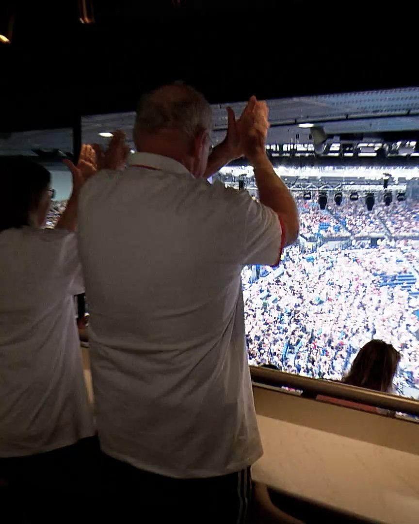In 2005, a 17-year-old Novak Djokovic faced eventual champion Marat Safin in his Australian Open debut. Jan, who'd been following him for years, was there to cheer. Last night, they reunited 20 years later, and Djokovic wore the shirt Jan made for him 🫶