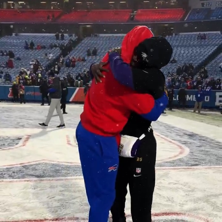 HUG ME BROTHER!! Always good to see the founder of the Tre White Goalie Academy. 🤗 #BALvsBUF #BillsMafia