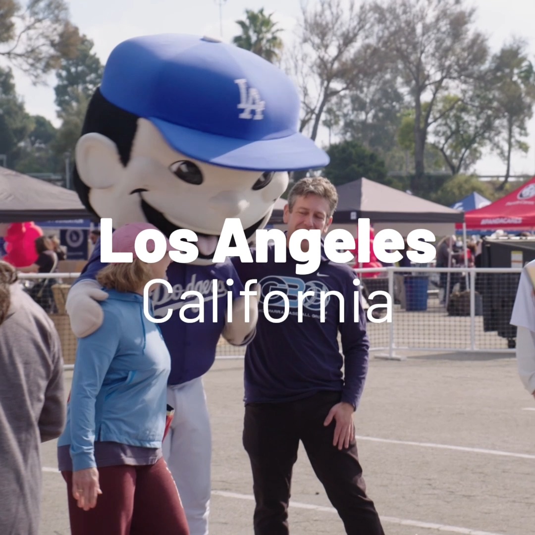 On Friday, WCK partnered with Hard Rock Cafe and worked alongside local organizations and LA sports teams to serve hot meals to thousands of residents impacted by the wildfires at special events across Los Angeles. Families were able to pick up fresh meals, hygiene products, and other important supplies while spending a fun afternoon together with loved ones. #ChefsForCalifornia