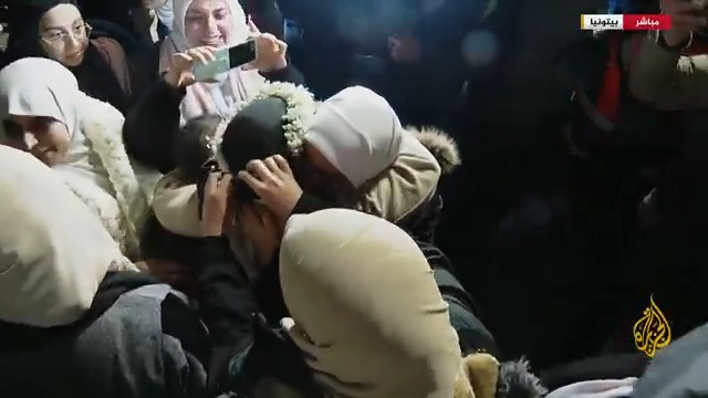 بالأحضان والاحتفالات.. الفلسطينيون يستقبلون أسراهم بعد الإفراج عنهم من السجون الإسرائيلية وسط بيتونيا غرب رام الله #الأخبار #حرب_غزة