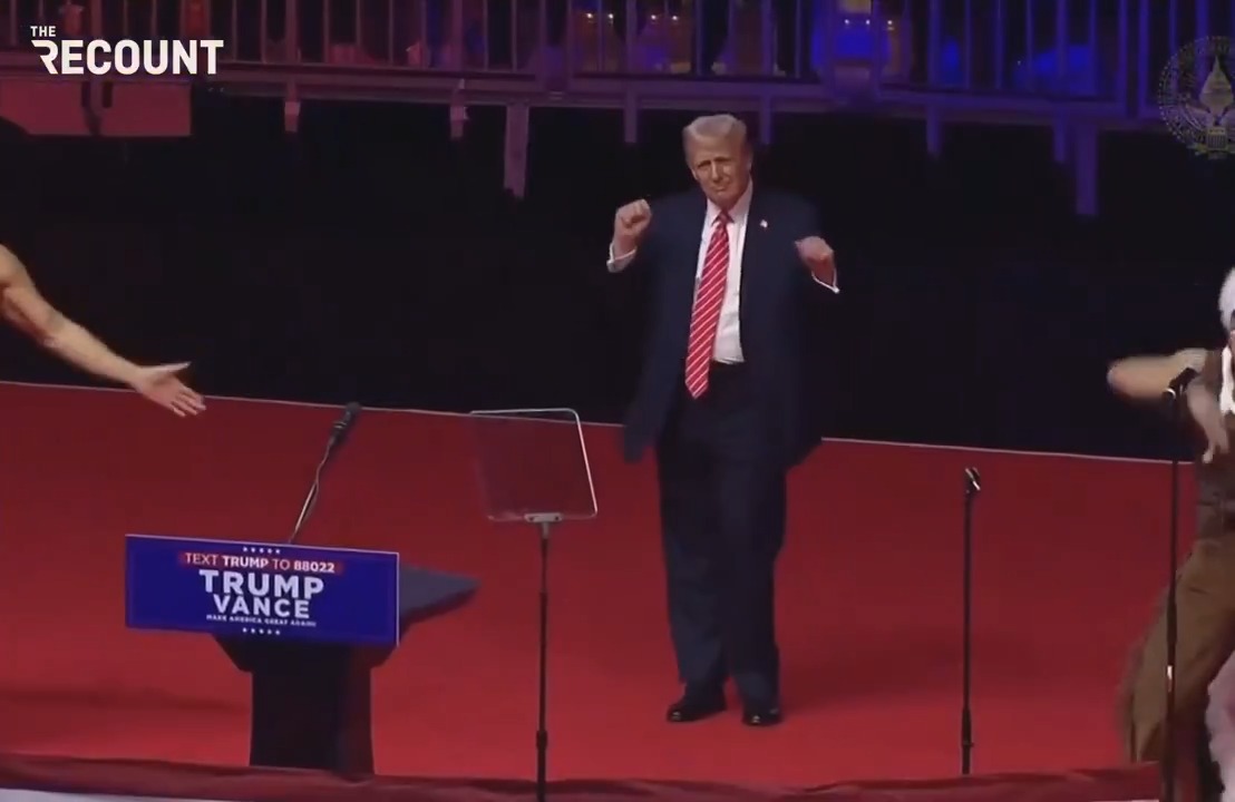 Trump llevó a los Village People para que canten YMCA en su último rally y él pueda bailar en vivo jajajajajajaja el que puede, puede