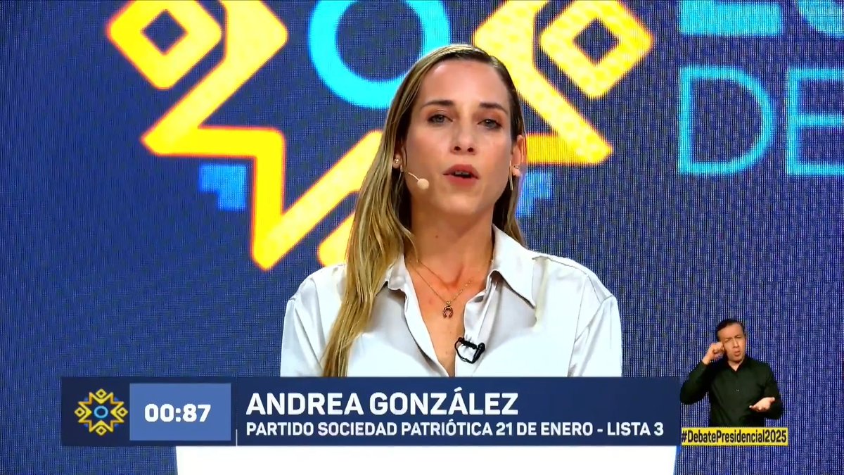 #EcuadorDebate | Andrea Gonzรกlez explica que es necesario trazar una lรญnea de tiempo para entender cรณmo Ecuador llegรณ al estado actual y por quรฉ, a diferencia de Colombia y Perรบ, la crisis climรกtica afectรณ mucho mรกs al paรญs. Seรฑala que durante el gobierno de Rafael Correa se creรณ CELEC, que empezรณ a tomar el control de todas las unidades de negocio a cambio de pagos. Luego, en el gobierno de Lenรญn Moreno, se inflaron los contratos de estas unidades, y en el de Guillermo Lasso, se firmaron 3,792 contratos adicionales, lo que representa mil millones de dรณlares perdidos. - Mira el #DebatePresidencial2025 aquรญ: