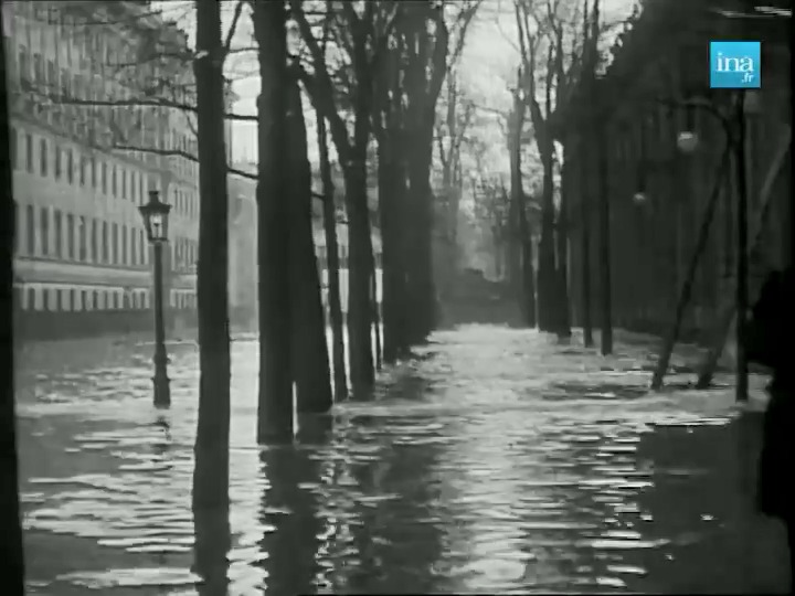Il y a exactement 115 ans, le début d'une crue exceptionnelle à Paris 🌊 Pendant une semaine, les Parisiens se déplaceront dans la capitale... en barques 🛶