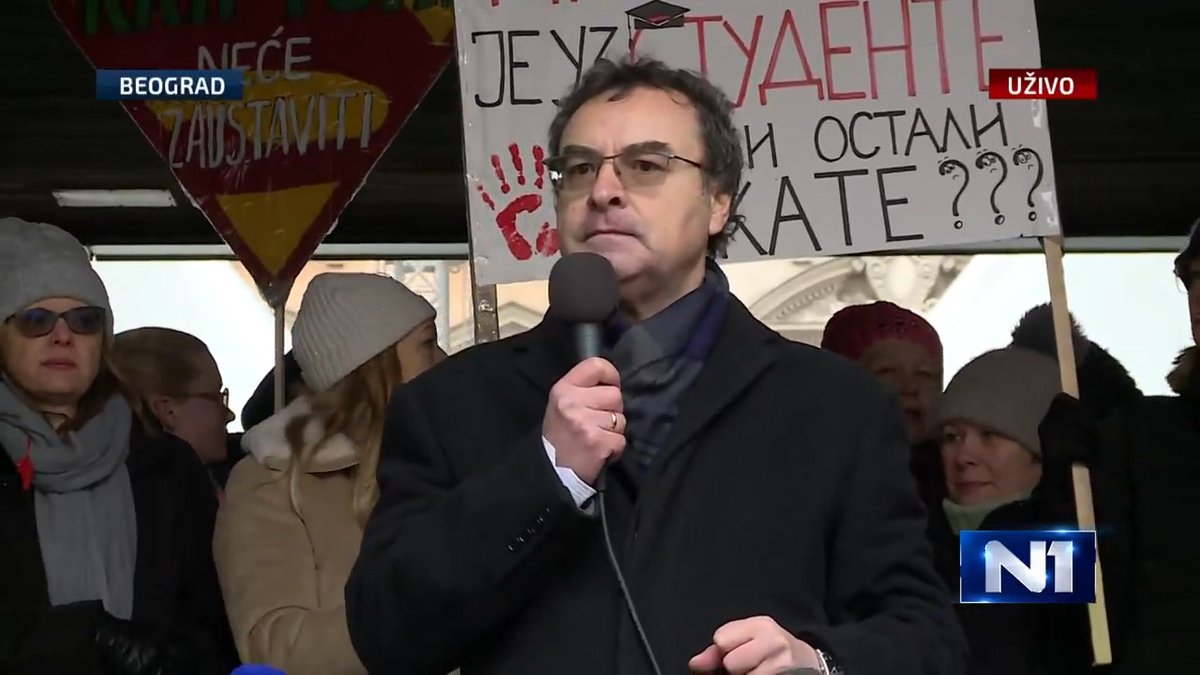 Profesor Jovo Bakić poručio je okupljenima na protestu kod Filozofskog fakulteta da "ako razbiju strah, ako svi zajedno stanu jedni uz druge, čuvajući jedni drugima leđa, režim je gotov".
