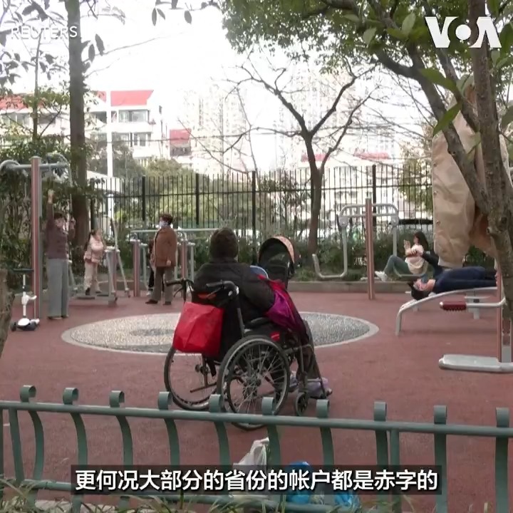 越来越多中国年轻人选择退出社保,宁愿自己存钱养老,也不愿再“为别人作嫁衣”。他们担心养老金难以兑现,延迟退休政策更是让人望而却步。有人说,这是“躺平”的具体表现,也有人认为,这是一种带着辛酸的小确幸。报道: