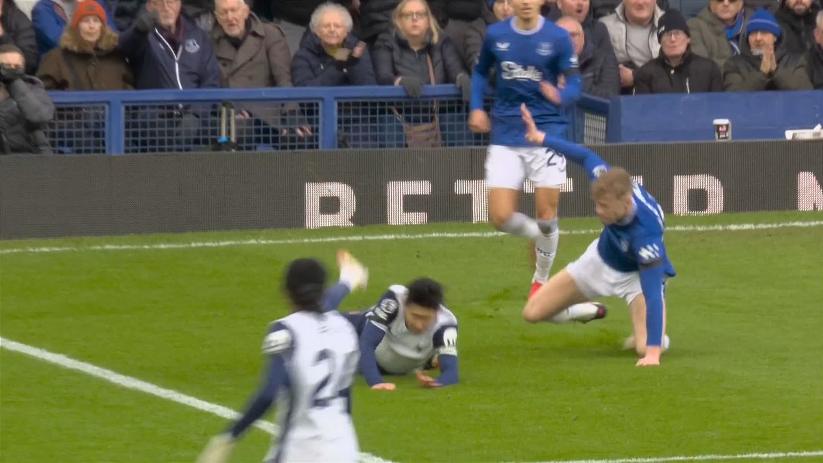 "It is a clumsy challenge...he doesn't get the ball" Should Tottenham have been awarded a penalty for Jarrad Branthwaite's challenge on Heung-min Son? 🔎