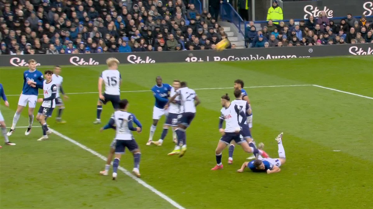 "I think that's a penalty!" ๐ญ Stephen Warnock thinks Radu Dragusin was lucky not to give away a penalty as he dragged James Tarkowski over at a corner, but what about Dermot Gallagher? ๐ค