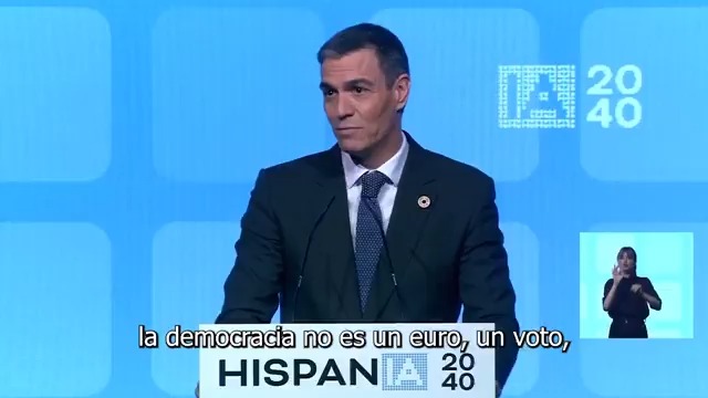 Quiero ser claro y escueto. Lo diré en menos de 280 caracteres: la democracia no es un euro, un voto. Ni un tuit, un voto. Democracia es una persona, un voto. Europa plantará cara a esta amenaza. Europa defenderá la democracia.