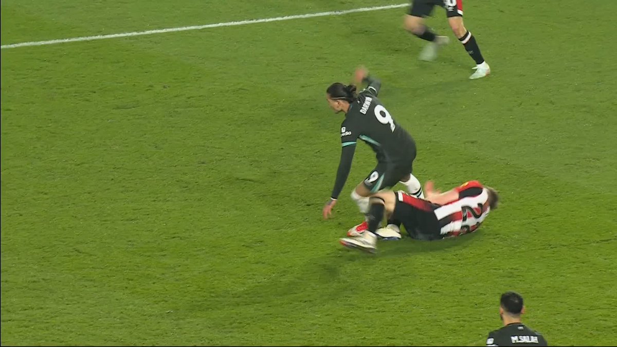 "Very lucky boy" 🤞 Should Darwin Nunez have been given a second yellow against Brentford? 🤔