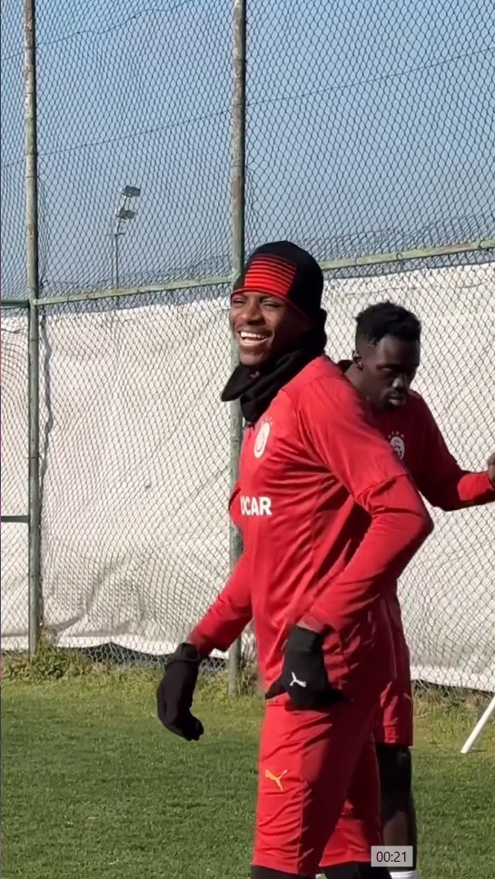 💛❤️ Victor Osimhen'in Florya'daki neşesi.