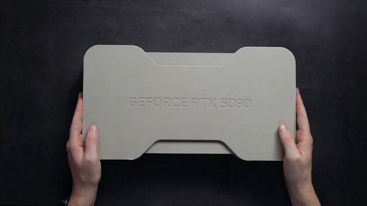 First look at @NvidiaGeForce 5090 Founders Edition.