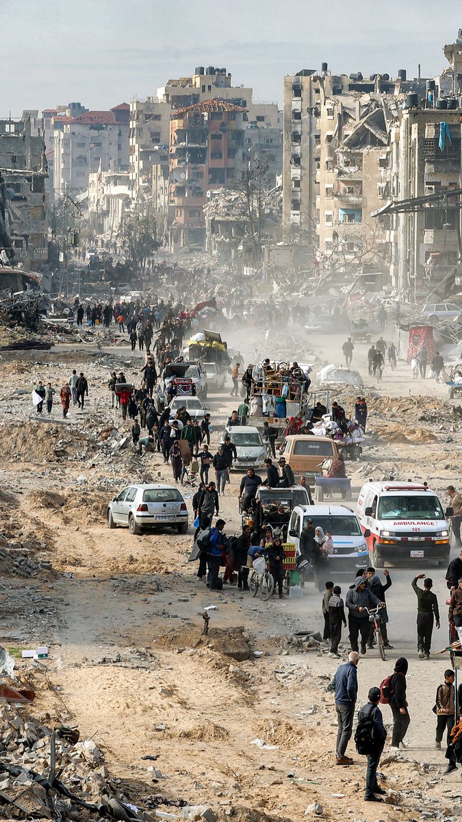 VIDEO: 🇵🇸 🇮🇱 Displaced Gazans returning to homes left in ruins After more than 15 months of war, thousands of displaced Palestinians have set off across Gaza to return to their homes, many of which are in ruins, after a ceasefire between Israel and Hamas began #AFPVertical