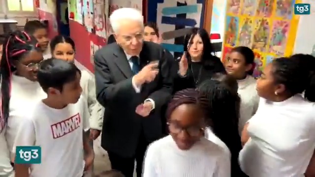 Visita a sorpresa del Presidente della Repubblica Sergio Mattarella in una scuola elementare multietnica di Palermo i cui alunni furono vittime, lo scorso novembre, di episodi di razzismo