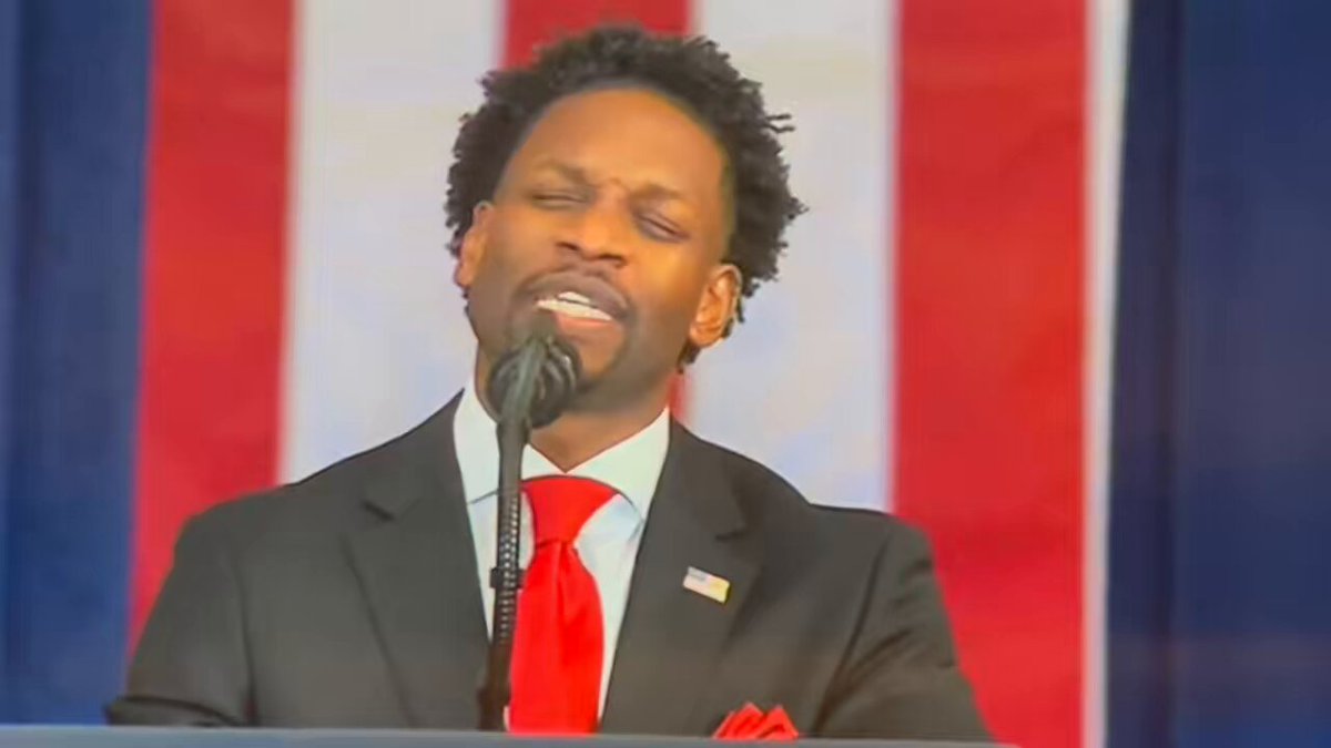 #Detroit Pastor Lorenzo Sewell delivered a passionate benediction at #InaugurationDay. We are talking one on one with Sewell tonight at 5pm and The Pulse LIVE from DC.