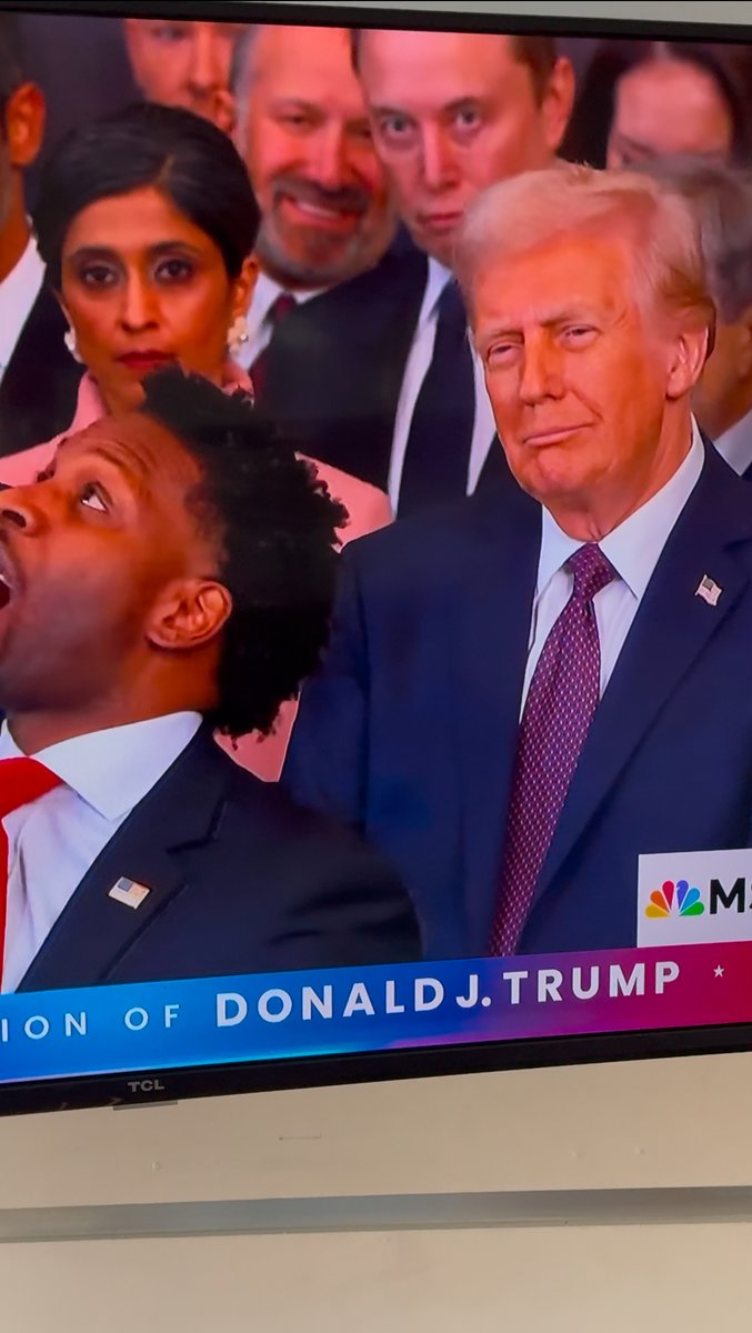Lmaoooooo Nah wtf?? I’m dying over here - WTF IS THIS &amp; why is Donald Trump Smiling like that