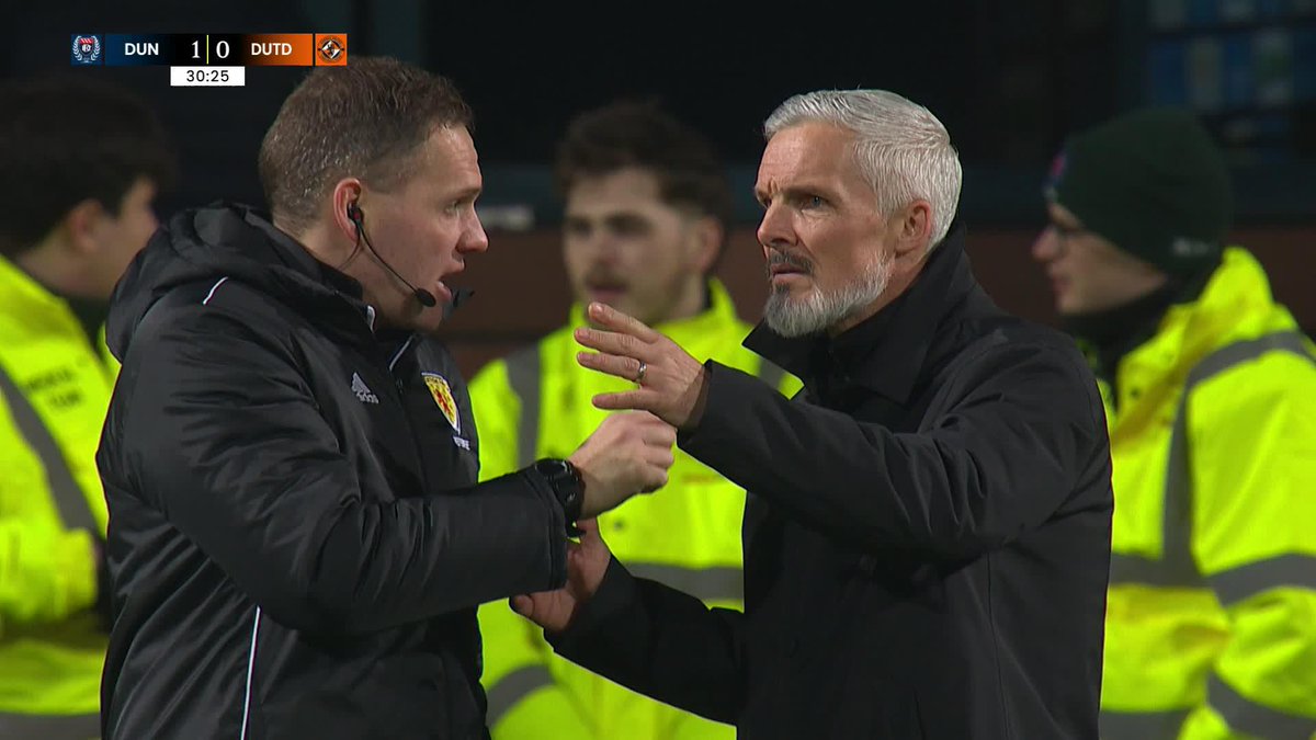 The Dundee United fans think their side has scored an equaliser, but the referee blew his whistle before the ball was struck ❌ #ScottishCup