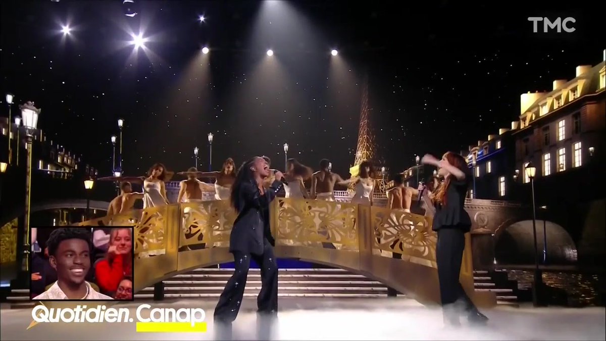 C’était la 2e demi-finale de la Star Ac et Nikos était en pleine forme, il a passé la soirée à allumer plein de trucs en claquant des doigts.