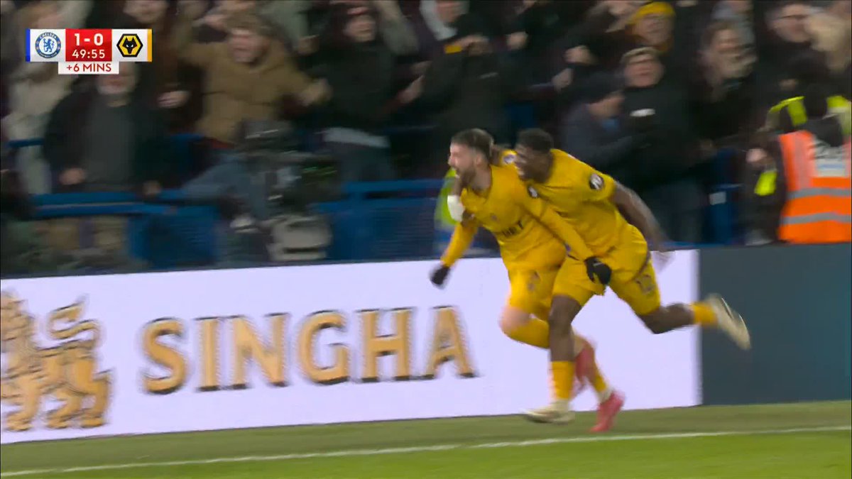 "Sanchez was all over the place!" 😲 Matt Doherty capitalises on a mistake from the Chelsea keeper! 🐺
