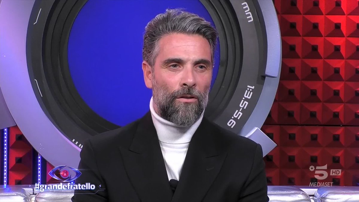 È il momento di sentire la versione di Luca... #GrandeFratello