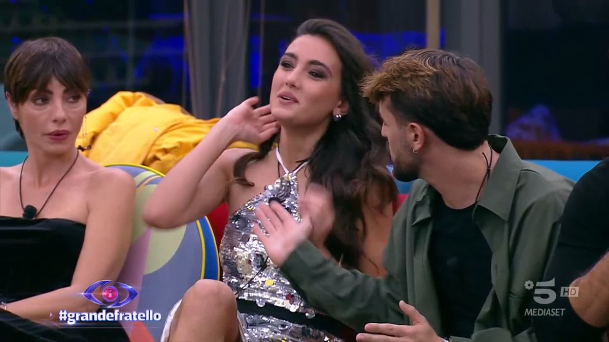 Gli inquilini scoprono la decisione del pubblico di far rientrare alcuni ex inquilini! #GrandeFratello