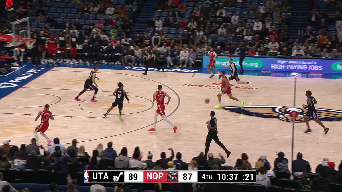 Jeremiah Robinson-Earl leads the break and swings to Alvarado for a corner 3 🎯🙌
