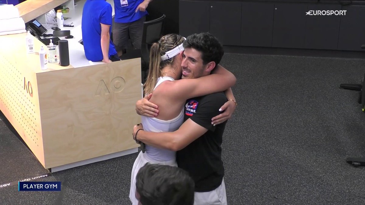 - Paula Badosa, hay imágenes para ti. ¿Quieres verlas sola o con tu equipo? - "Con mi equipo, siempre" #AusOpen #AO2025