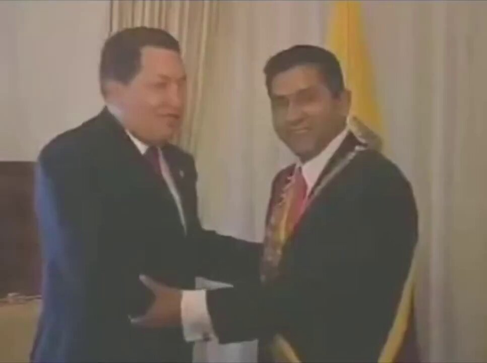 Mira Andreita AndreaGonzalezNader tu líder Lucio... y tú llenándote la boca hablando de Constitución Chavista. Farsante igual que tu mentor