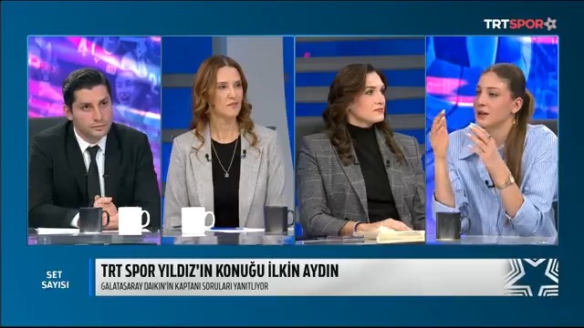 🗣 "Taktığım küpeyle, yaptığım makyajla, giydiğim kıyafetlerle beni örnek alması değil; o yaşta benim bu sporu ne kadar severek yaptığımı örnek alması gerekiyor." 🎙 İlkin Aydın'dan voleybolcu miniklere tavsiyeler...