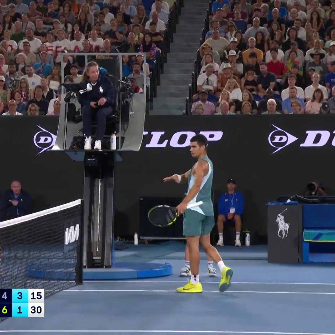 "He thinks the umpire has been influenced..." Carlos Alcaraz questions the delay on this call from the umpire ❓ #AusOpen