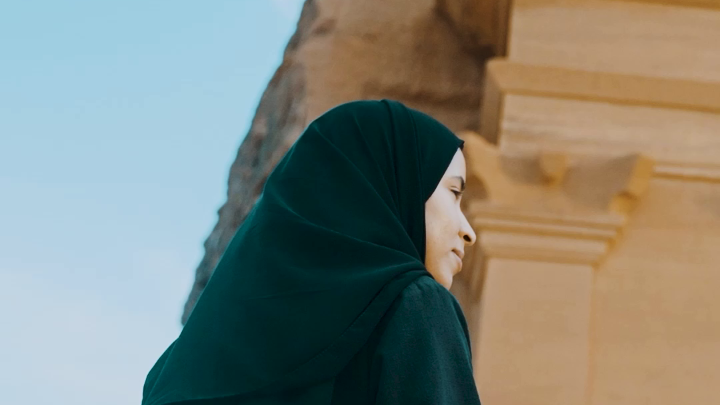 بذاكرةٍ قوية، وموهبةٍ في السرد، وأصالةٍ في التعبير، ينسج "الراوي" خيوط التاريخ لتستدل بها على جمال الحاضر، خلال جولتك في #العلا، ليكون موروث أرض الحضارات حيًا في وجدانك مع كل خطوةٍ لك فيها 🌍📜 #اكتشف_العلا | #متجددة_عبر_الزمن