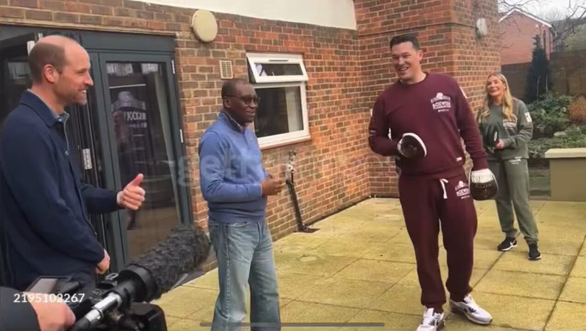 I'm just smiling the whole time while watching this video of Prince William joining the boxing session during his visit 😄🥊 Good vibes!