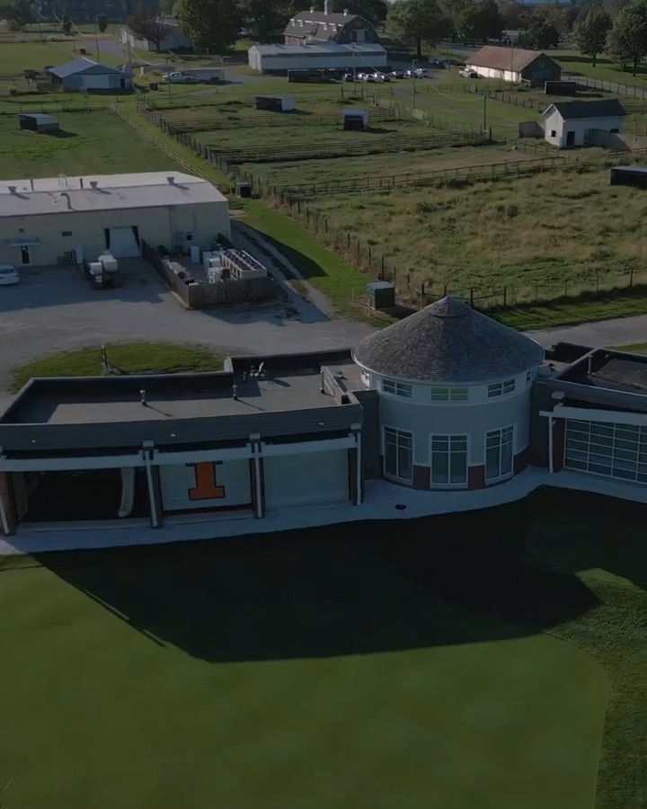 The University of Illinois' indoor practice facility is insane. 🤯 At over 20,000 square feet, it allows the golf teams to work on their craft year-round without ever worrying about the Midwest weather. Watch our full On Campus tour:
