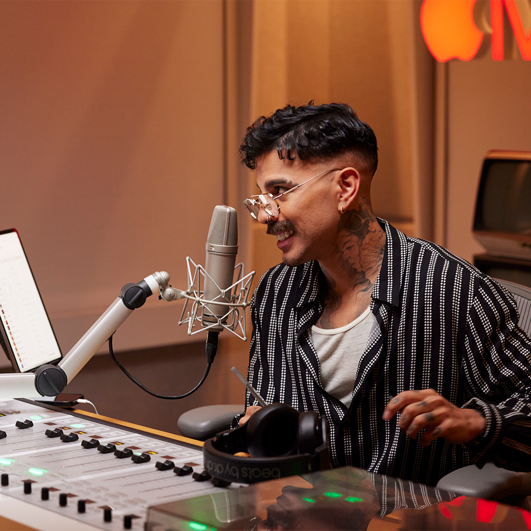 Las leyendas de la SALSA, Sergio George y Nino Segarra disfrutaron con Emeterio y compartieron anécdotas que solo escucharás aquí en Cosa Nuestra Radio de RAÚL, solo en Apple Música Uno.