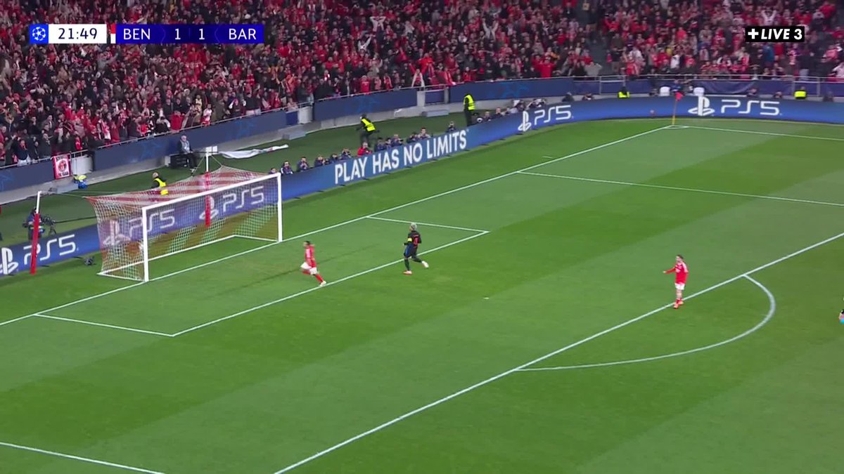 𝗢𝗛 𝗟𝗔 𝗕𝗢𝗨𝗟𝗘𝗧𝗧𝗘 𝗗𝗘 𝗦𝗭𝗖𝗭𝗘𝗦𝗡𝗬 😱 Le gardien polonais vient tamponner Alejandro Baldé. 🤯 Benfica en profite. 2-1. Doublé de Pavlidis. ⚽️⚽️ 🎥 CANAL+ Foot