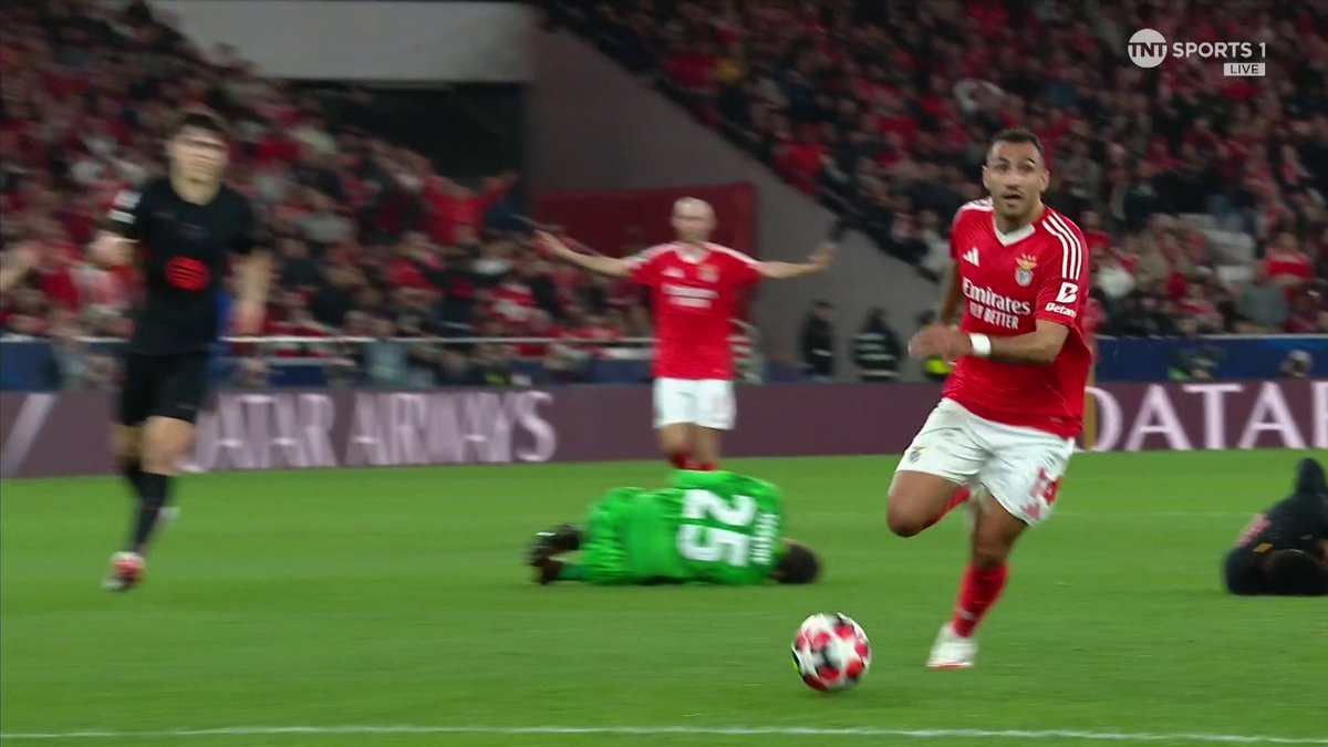 Wojciech Szczęsny decides to rugby tackle his own player gifting Benfica the lead. Absolutely brain-dead stupidity from Barcelona's goalie! 😭😭😭