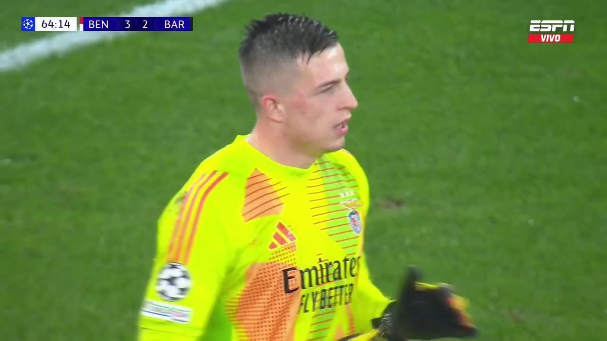 Insólito lo que acaba de pasar en Benfica-Barcelona. Trubin sacó desde el arco, la pelota REBOTÓ en la cabeza de Raphinha y el Barça se puso 3-2. 🫠