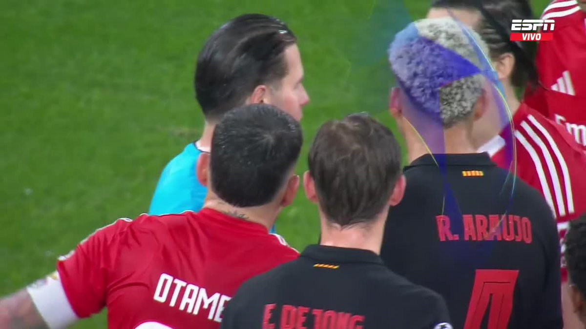 ❌ La verdad no aprecio un impacto en la sujeción del jugador de Benfica como para que Yamal caiga de esa manera. Todo pasa más por la exageración del delantero del Barcelona que se deja caer. El árbitro lo dio. En mi opinión, NO PENAL #Champions