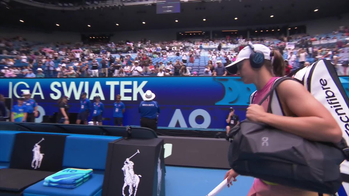 Swiatek hasn't dropped a set in #AO2025. Navarro has been the three-set queen the last four matches. Who goes through to the semis? 🍿👀 #AusOpen