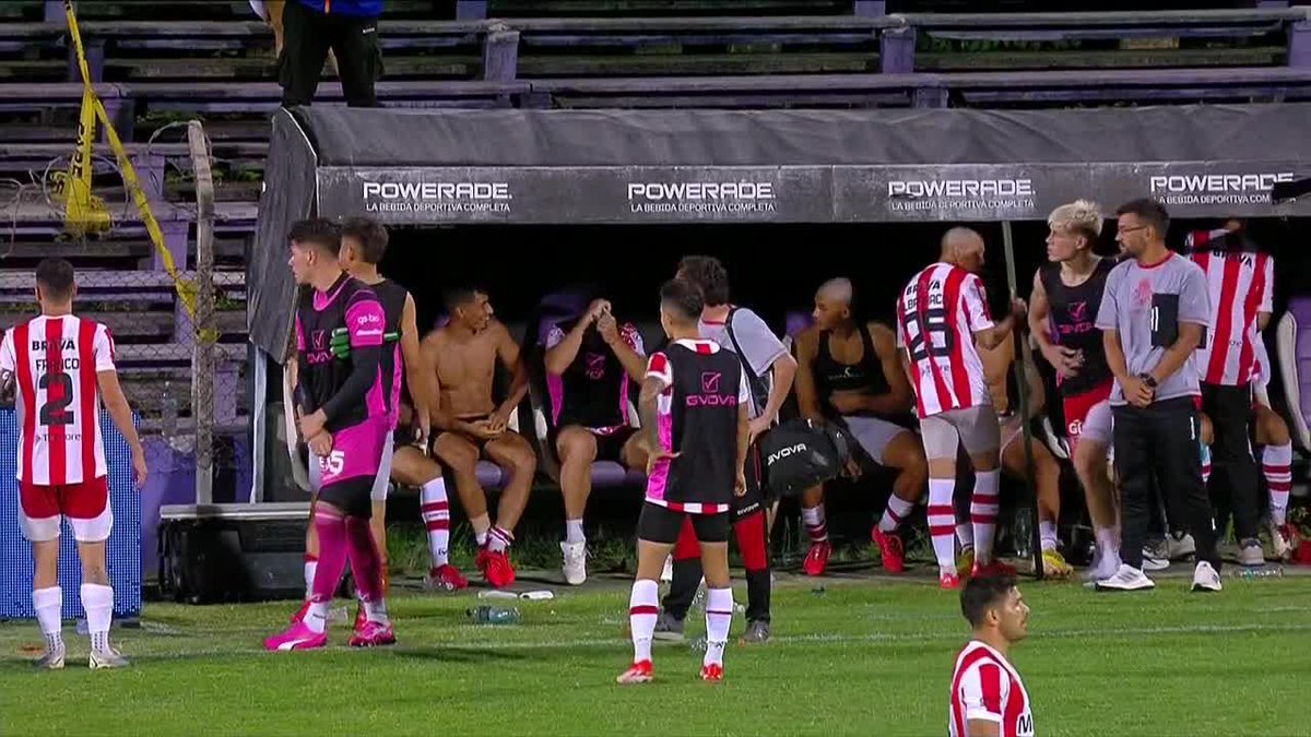 😳🇦🇷 Mientras se pateaban los penales, hinchas de Instituto entraron a la cancha y LE SACARON TODA LA ROPA A LOS SUPLENTES.