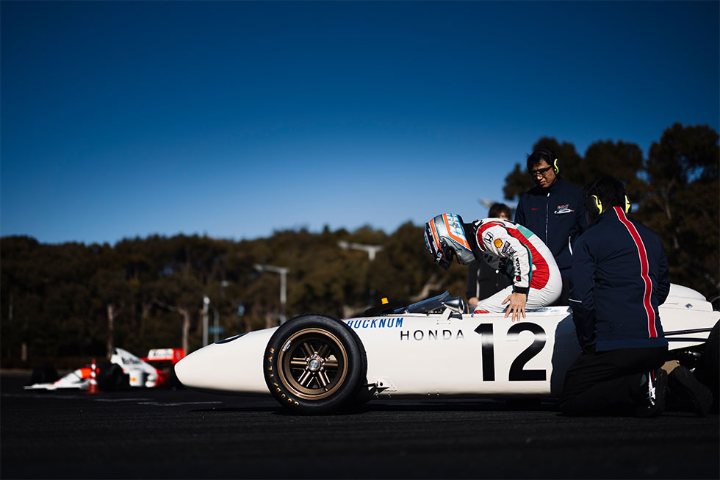 #TAS2025 会場で披露された、佐藤琢磨選手による「Honda RA272」デモランの様子をお届け！ HondaがF1で初優勝を飾ったマシン、アクセル全開！ V12エンジンの轟音を響かせ、観客を魅了しました。 #東京オートサロン2025