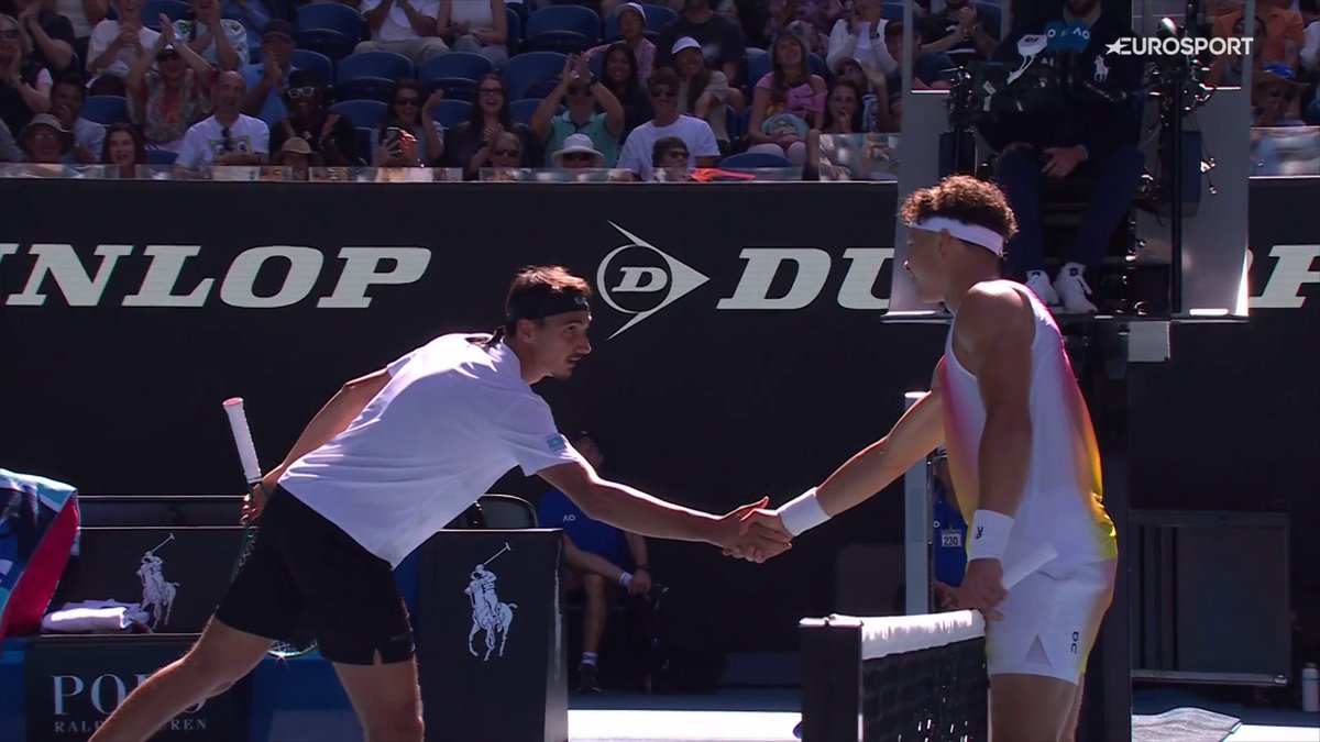 NON CI CREDO, LA VOLÉE CHE TORNA INDIETRO 🤯🤯🤯 Sonego con il punto più bello del torneo che vale la standing ovation della Roda Laver Arena e la stretta di mano con Shelton 🤝 #EurosportTENNIS #AusOpen #AO2025 #Tennis #AustralianOpen #Sonego #Shelton