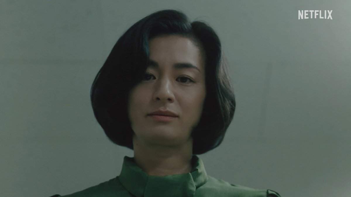 鷹男（#本木雅弘）の愛人と思しき部下の啓子（#瀧内公美）と、妻の巻子（#尾野真千子）が鉢合わせ。しかも、2人のジャケットが完全一致で、一気に地獄絵図へ。 こうなったら、作り笑いで誤魔化すしかない!?😅 #阿修羅のごとく #Asura