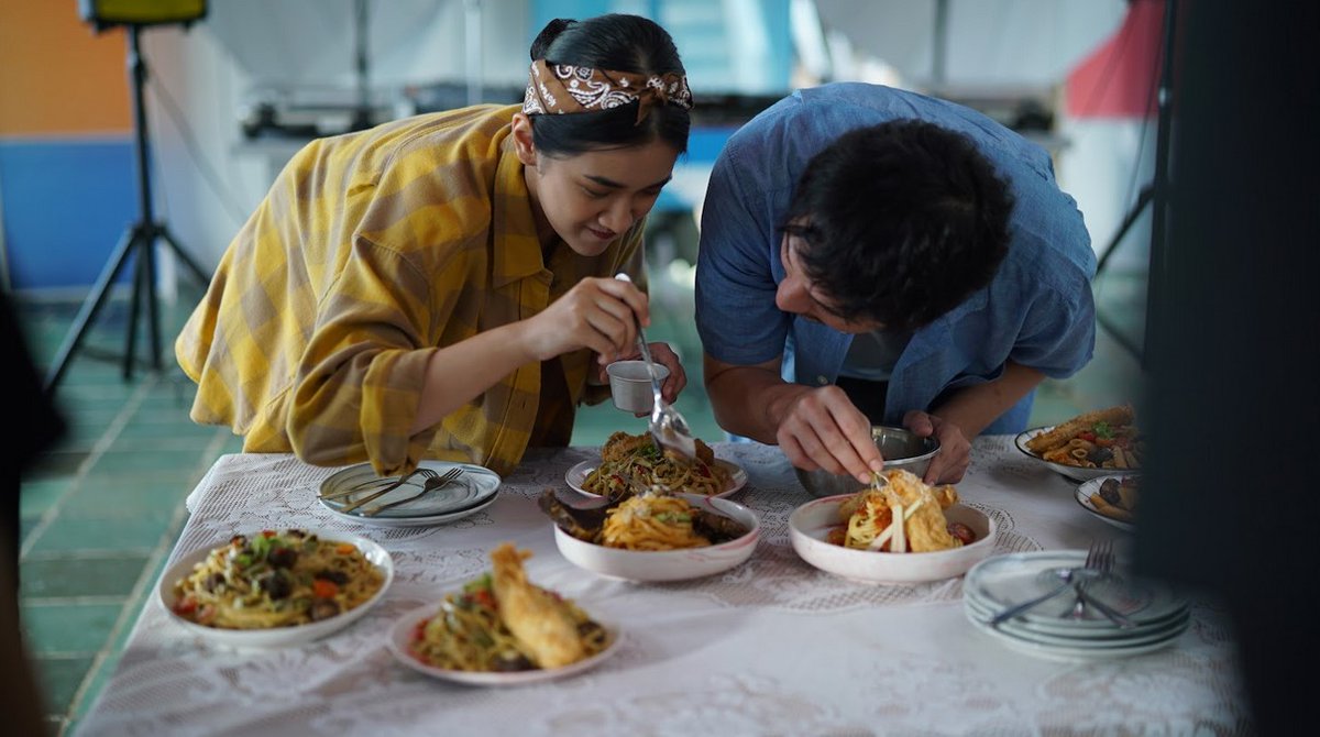 Anjir trailernya seru banget ini Rahasia Rasa! Ada vibe Doctor Strange nya, tapi ini Chef wkwkwk. Drama kulinernya juga keliatan sengaja dibikin comical dan ada dikit-dikit bumbu sejarah nasional juga, kok sangat menarik ❤️ Ga sabar 20 Februari di Bioskop!
