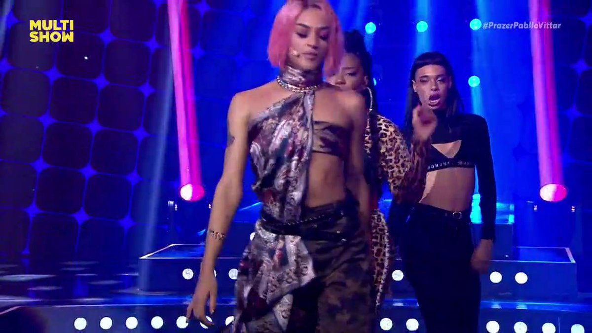 amo esse da pabllo e urias se quebrando no palco dançando passos de vogue enquanto a ludmilla canta cheguei.