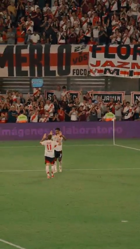 🎨🖌️🚀 Una 𝐨𝐛𝐫𝐚 𝐝𝐞 𝐚𝐫𝐭𝐞 de Miguel Ángel, desde la tribuna. 🎥 #River2025 🤍❤️🤍