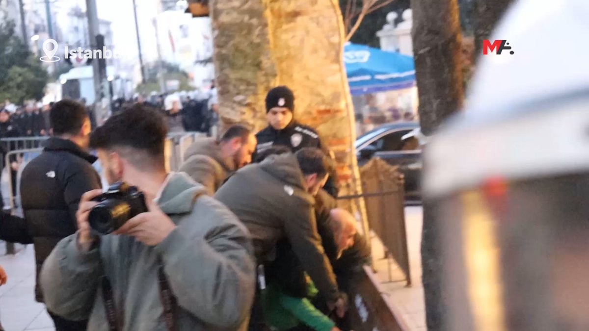 ESP, SKM ve SGDF’ye yönelik gözaltıları protesto edenlere saldıran polis 40’tan fazla kişiyi darp ederek gözaltına aldı